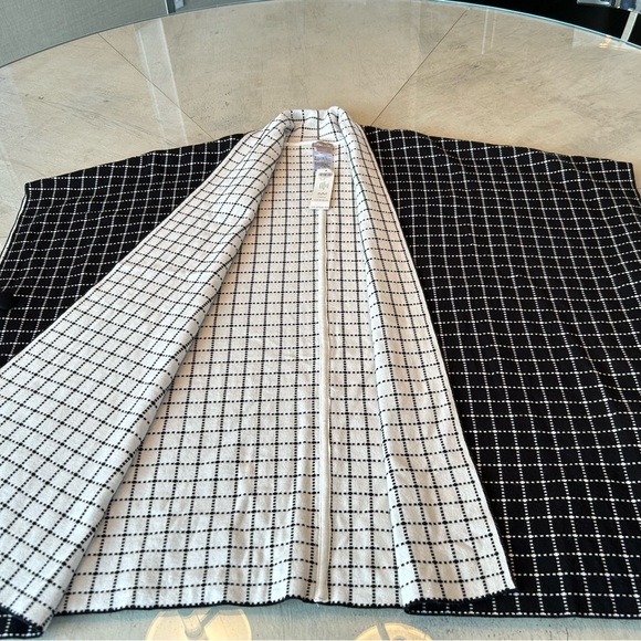 CHICO’s BRAND NEW NEVER WORN S/M GRIDLINES RUANA BLACK AND CREAM WRAP SHAWL CAPE - Picture 4 of 9